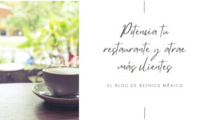 Una taza de café con leche humeante sobre una mesa de madera, con un desenfoque de fondo de un jardín verde, junto al texto "Potencia tu restaurante y atrae más clientes" y "EL BLOG DE BETHICS MÉXICO".