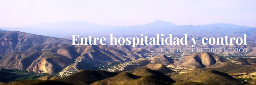 Montañas y un valle en México bajo un cielo brumoso con el texto "Entre hospitalidad y control" y "EL BLOG DE BETHICS MEXICO".