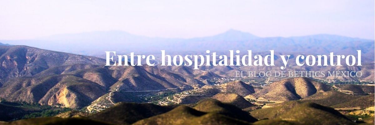 Montañas y un valle en México bajo un cielo brumoso con el texto "Entre hospitalidad y control" y "EL BLOG DE BETHICS MEXICO".