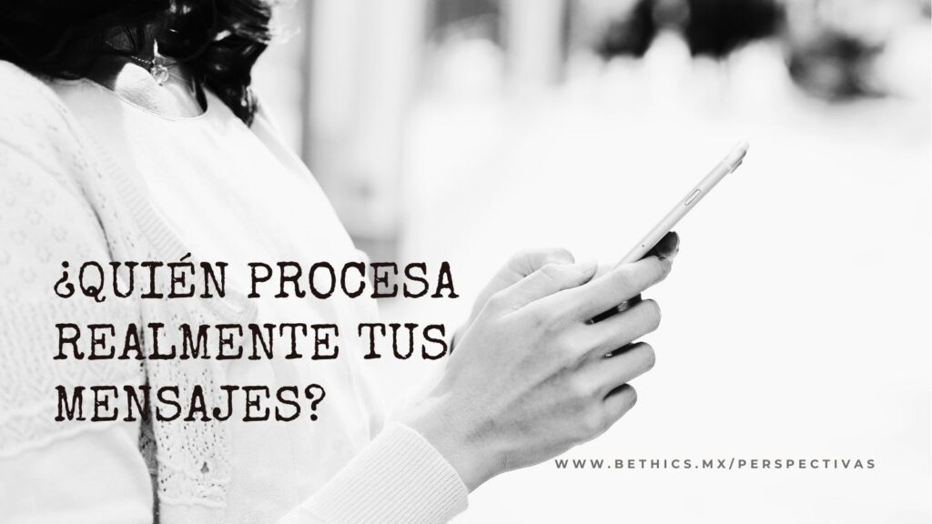 Primer plano en blanco y negro de una mujer usando un teléfono móvil en la calle. El texto superpuesto dice: '¿QUIÉN PROCESA REALMENTE TUS MENSAJES?