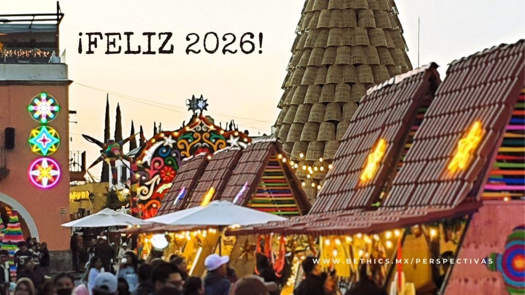 Vista de un mercado tradicional mexicano iluminado al atardecer, con puestos de techos de paja, piñatas coloridas y una multitud de personas caminando. En la parte superior izquierda se lee el texto "¡FELIZ 2026!" en una tipografía rústica negra.