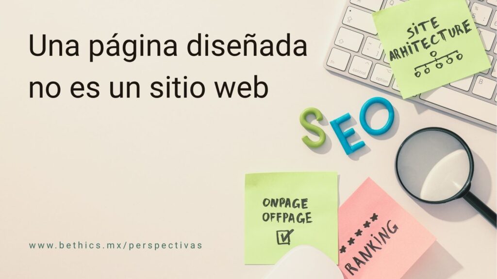 Imagen con el texto “Una página diseñada no es un sitio web” junto a elementos de SEO y arquitectura web sobre un escritorio.