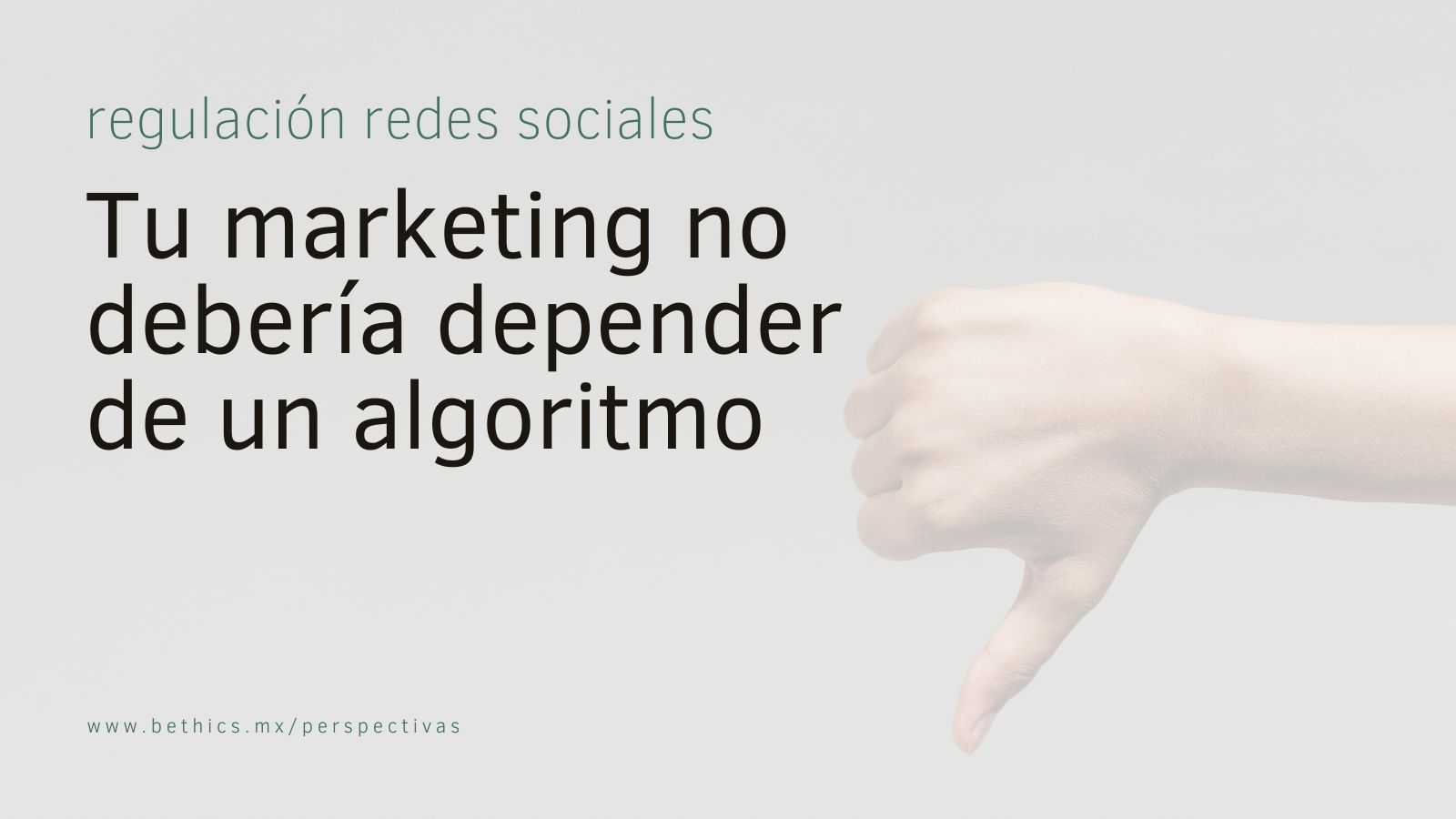 Mano con el pulgar hacia abajo junto al titular "Tu marketing no debería depender de un algoritmo"
